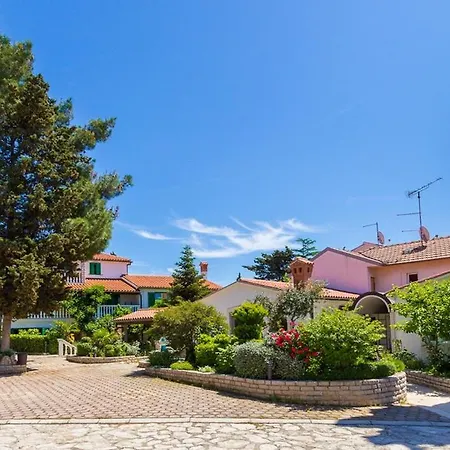 Апартаменты And Vjera *